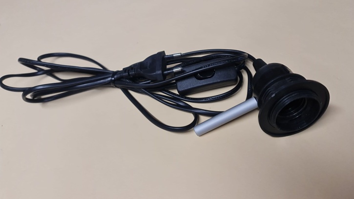 Lampenfassung E 27, mit Stab und Netzkabel mit Schalter